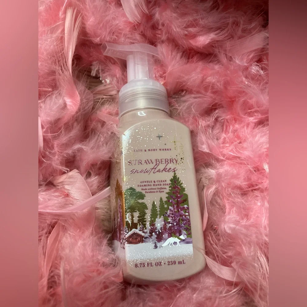 NEW BBW Strawberry Snowflakes Gentle Foaming Scented Hand Soap